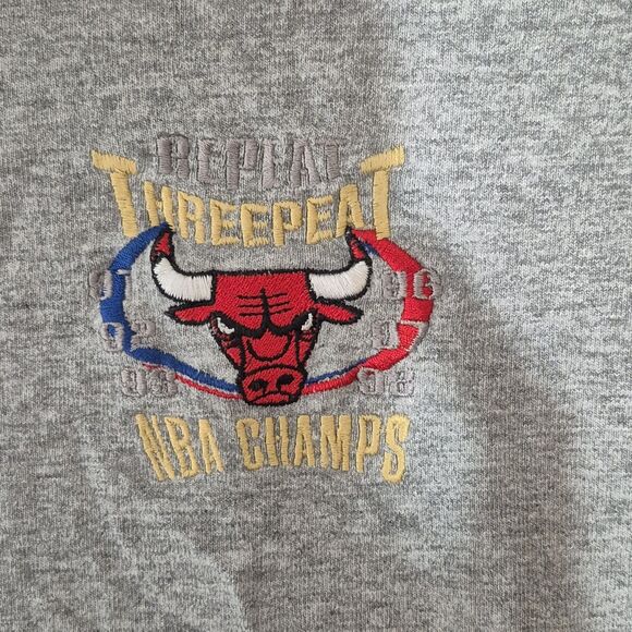 Rare VTG Men's NBA Chicago Bulls  Repeat Three Peat Embroided Starter  Shirt XXL - Picture 2 of 9